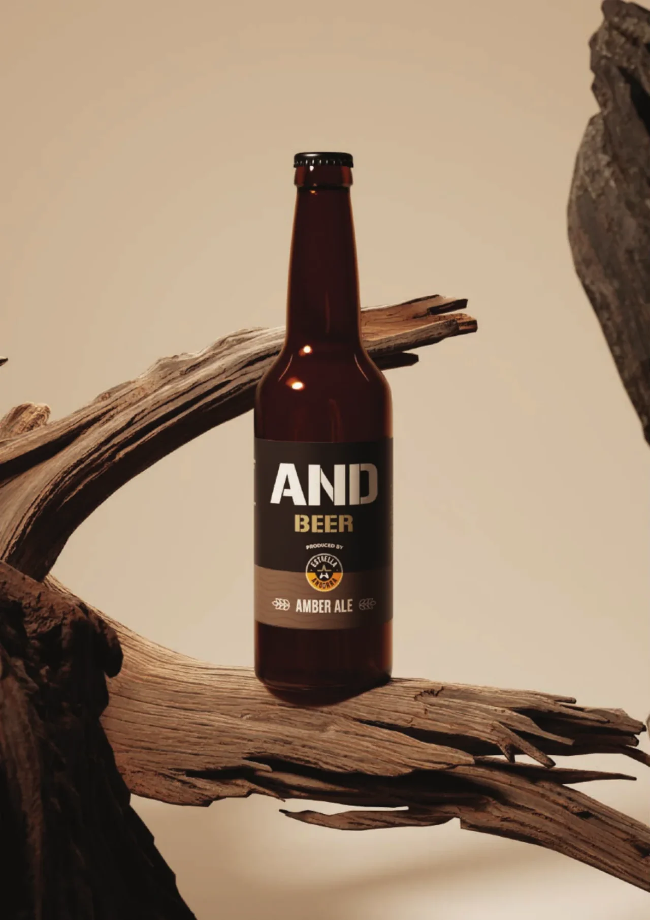 Ampolla d'Amber Ale d'Estrella Andorra sobre fusta de deriva, fons torrat