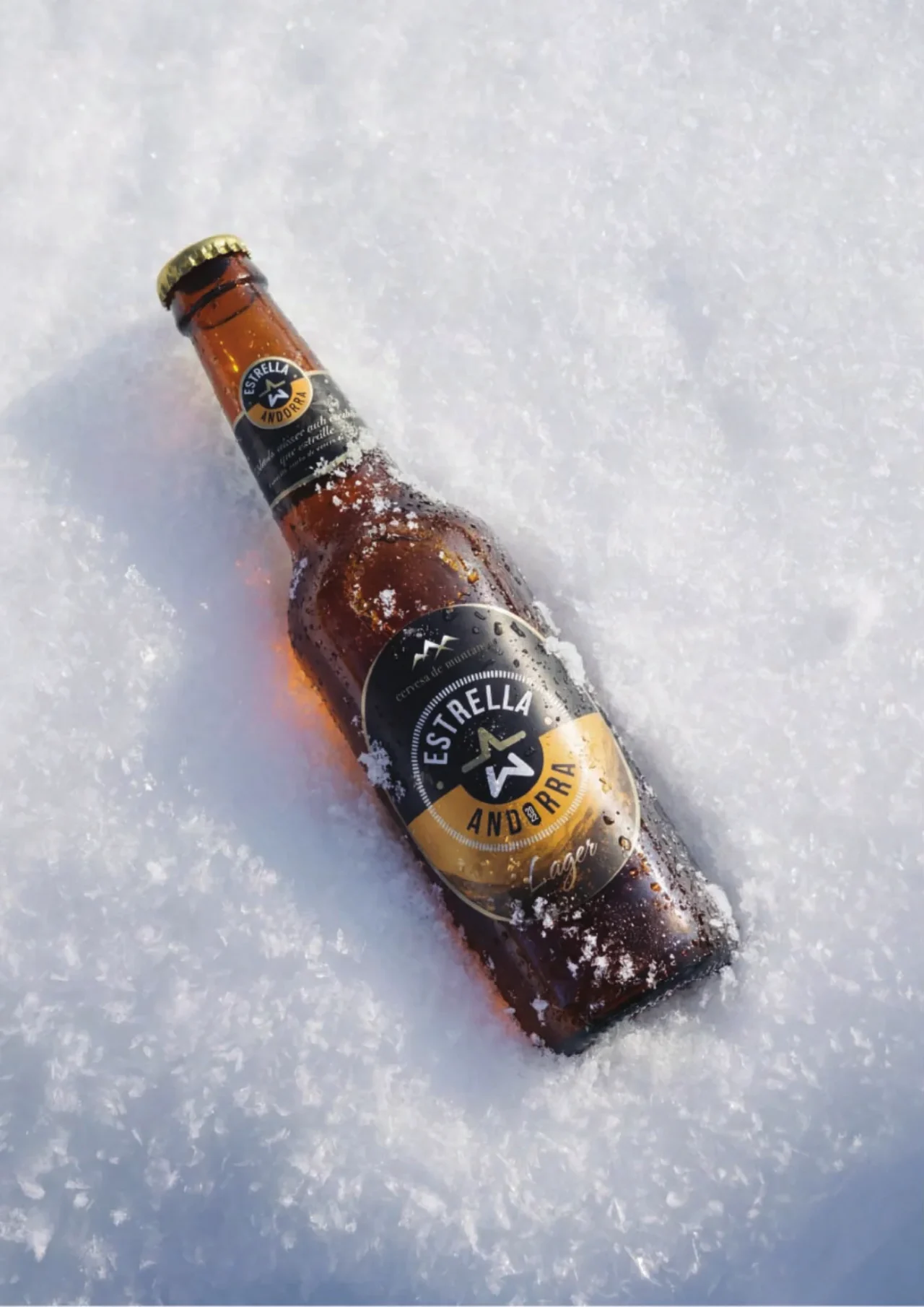 Ampolla de Lager d'Estrella Andorra mig colgada a la neu