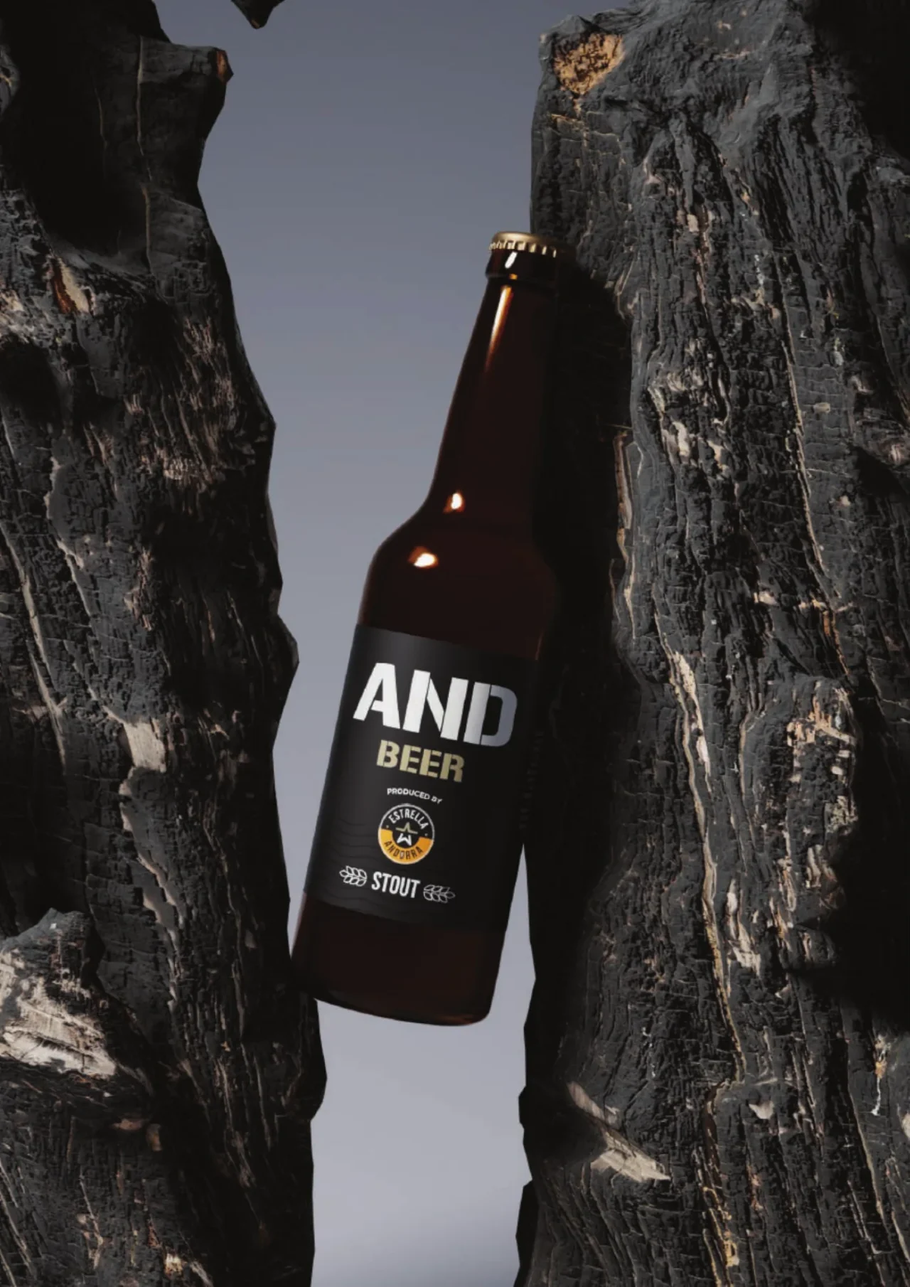 Ampolla de Stout d'Estrella Andorra encaixada en una escletxa de fusta cremada
