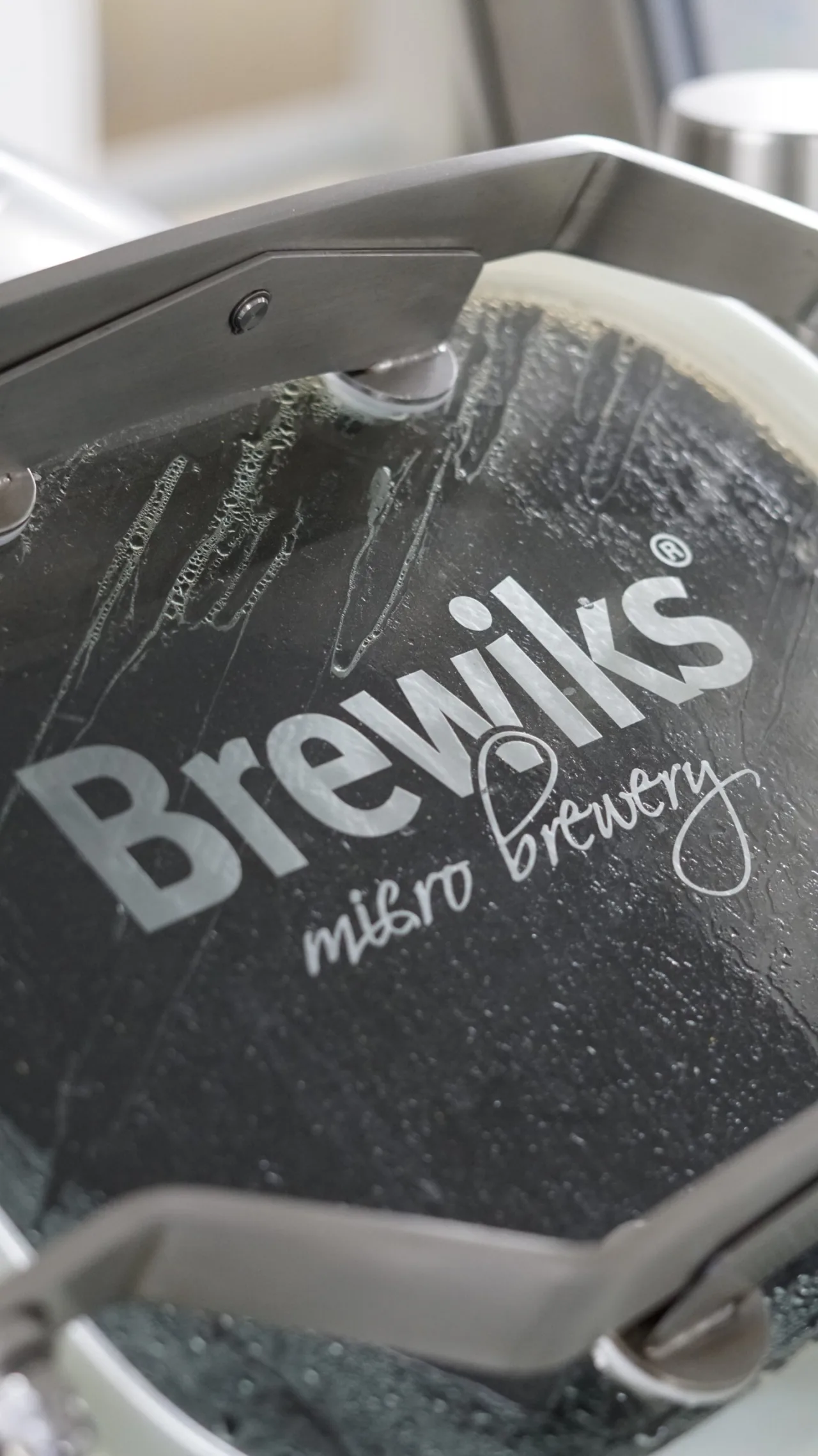 Placa Brewiks micro brewery sobre un tanc de la sala de cocció